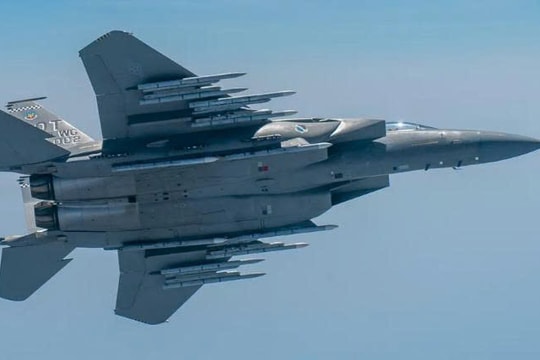Máy bay chứa 13 tấn vũ khí, mang hàng chục quả tên lửa, dễ dàng tiêu diệt mục tiêu cách xa cả nghìn km