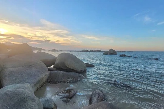 Có một “viên ngọc xanh” ngủ quên bên bờ cát trắng miền Trung: Ít người biết nơi này đẹp đến vậy