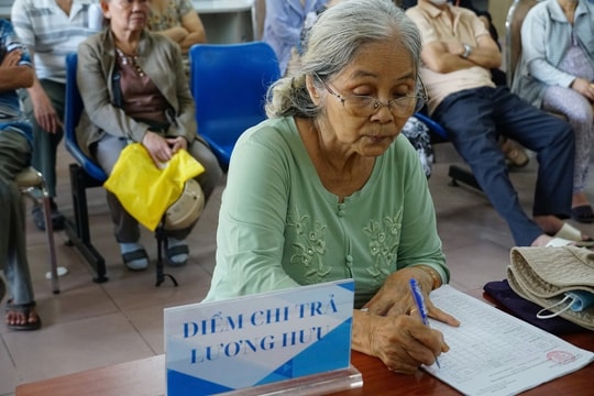 Tới đây, người nghỉ hưu ngoài lương hưu có thể nhận thêm khoản hỗ trợ cao gấp 4 lần trước đây