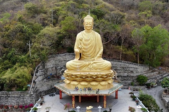 Có một thiền viện lưng tựa núi, mặt hướng biển ở miền Nam: Nơi tượng Phật dát vàng tỏa sáng giữa trời mây