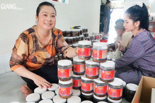 Nông dân Kiên Giang phát hiện "mỏ vàng" ngay sân nhà, mang đặc sản bán trên Tiktok, đếm tiền từ đơn hàng không hết
