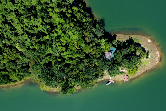 Có một “Vịnh Hạ Long trên cạn” giữa rừng già xứ Thanh: Hồ xanh mênh mông, đảo nhỏ đẹp say lòng