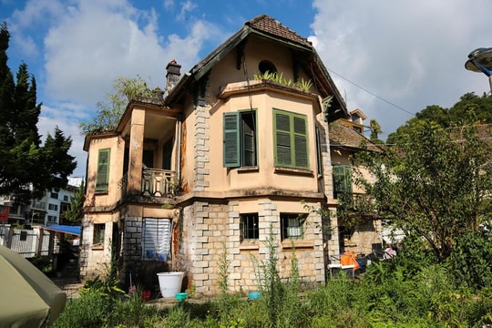 Một góc phố "Thụy Sĩ của Việt Nam" giấu biệt thự Pháp cổ trăm năm phủ rêu, lặng lẽ dưới sương