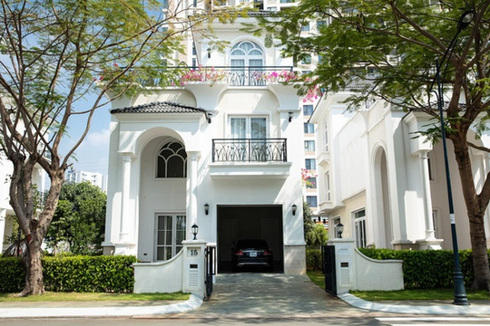 "Người đẹp không tuổi" sống trong biệt thự tiền tỷ 800m2 ở Sài Gòn, nhan sắc tuổi 52 gây bão mạng