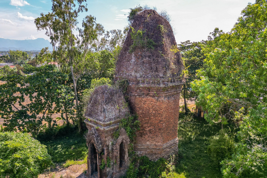 Có một ngọn tháp nghìn năm tuổi ở Việt Nam, hình bát giác độc nhất, kỳ quan giữa lòng đất Quảng