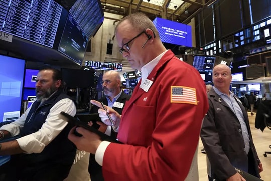 Những cổ phiếu đáng chú ý giữa tâm điểm thuế quan, nhà sàn xuất iPhone được hưởng lợi lớn?