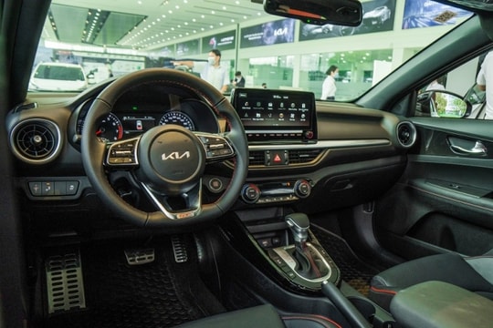 Trải nghiệm “Ông vua sedan giá mềm” vừa ra bản mới: Lái phố mê, cao tốc cũng mượt