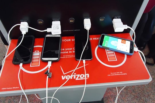 Sạc iPhone sai chỗ, lộ danh bạ – mất hình riêng – rò rỉ thông tin ngân hàng: Bạn đã biết nguy cơ này chưa?