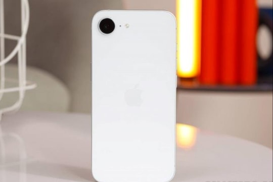 Trải nghiệm “em út” nhà Táo năm nay: Cầm vừa tay, chụp đẹp, pin trâu, AI rất hữu ích