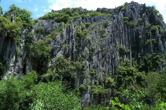 Sau sáp nhập, một tỉnh mới miền Tây sẽ là "vương quốc núi đá vôi" duy nhất, có ngọn núi nghe tên đã rợn người