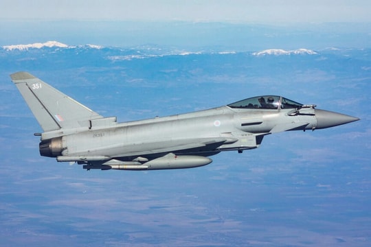 Máy bay mang cả kho vũ khí, tầm bắn xa nghìn cây số, dễ dàng kết liễu mục tiêu trong tíc tắc