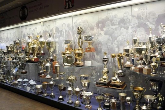 CLB bóng đá có tới 66 chiếc cúp từ Ngoại hạng Anh, FA Cup, League Cup và cả Champions League