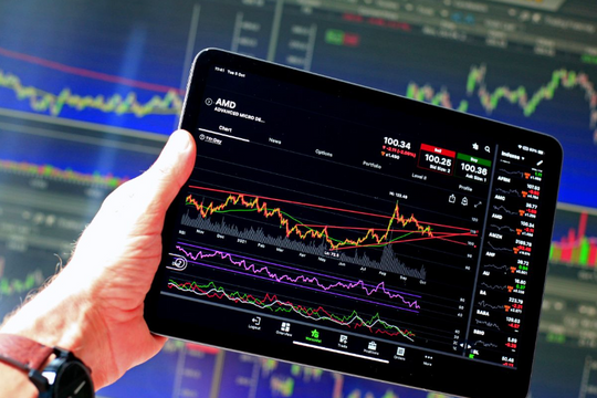 Một cổ phiếu nổi sóng trong ngày cuối cùng chốt danh sách "chia quà"