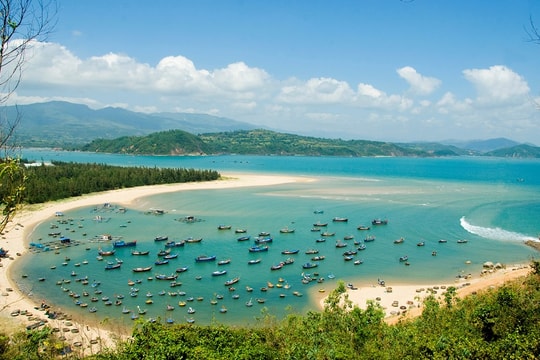 Vùng vịnh được “trời ban” giữa miền Trung: Hình dáng “rồng uốn ra khơi”, nơi núi, mây, biển hội tụ tạo cảnh sắc hữu tình