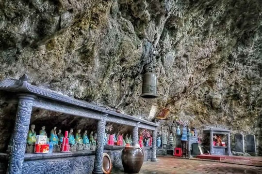 Giữa lòng cố đô có một “động thiêng” đang lưu giữ "báu vật" phát ra bốn âm thanh và tượng thần hộ quốc nghìn năm tuổi