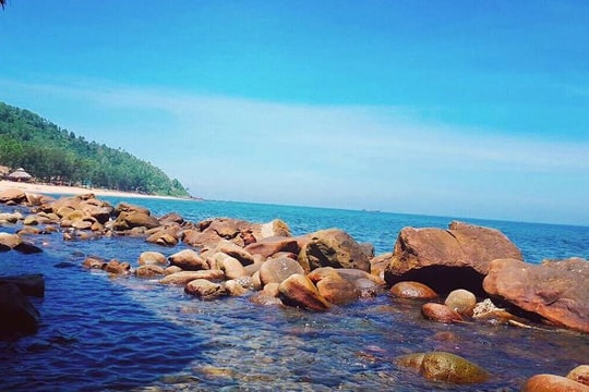 Không phải Sầm Sơn đông nghẹt, tôi tìm thấy một bãi biển xanh ngọc, cát trắng mịn như nhung ở xứ Thanh