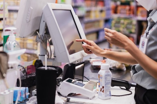 Mua hàng trả tiền mặt, hóa đơn vẫn hợp lệ nhưng thuế có thể không được khấu trừ