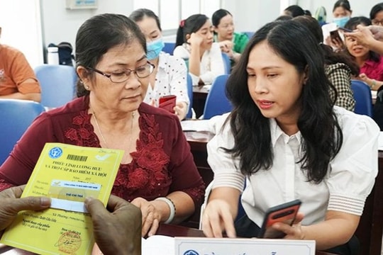 Người cao tuổi không có lương hưu sắp được nhận khoản trợ cấp định kỳ mỗi tháng