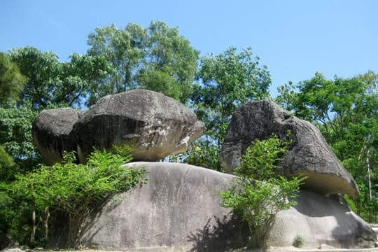 Hai “Hòn Trống Mái” nổi tiếng nhất Việt Nam: Một bên đứng giữa biển trời, một bên sừng sững trên đỉnh núi