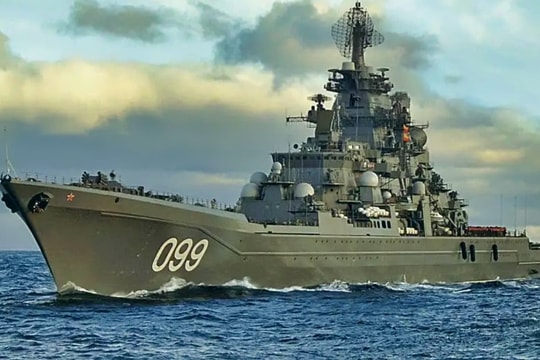 Tàu chiến dài 252m, mang hơn 300 đơn vị vũ khí, 20 quả tên lửa hành trình, sẵn sàng tung đòn ở bất kỳ vùng biển chiến lược nào