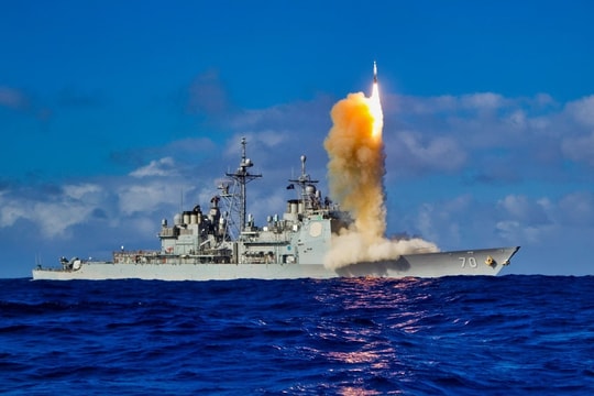 Tàu chiến dài hơn 170m, mang 122 ống phóng tên lửa, không cho phép bất cứ quân địch nào lại gần căn cứ