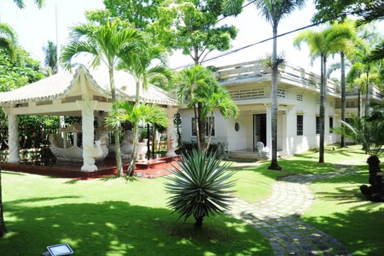 "Tròn mắt" với khối tài sản khổng lồ của "ông vua nhạc miền Tây": Biệt phủ 4.000m² và dàn xế hộp tiền tỷ nhưng lại sống rất giản dị