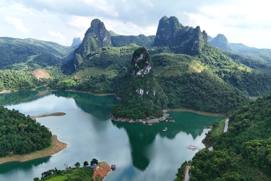 Nằm im lìm giữa đại ngàn, vịnh này từng được ví như “bản sao Hạ Long” của vùng cao