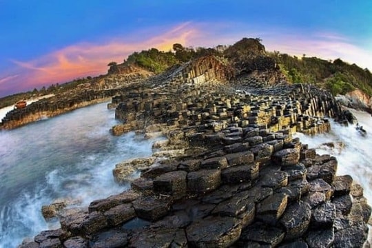 Không phải nước ngoài, Việt Nam có một kỳ quan “tổ ong đá” khổng lồ nằm sát biển xanh biếc