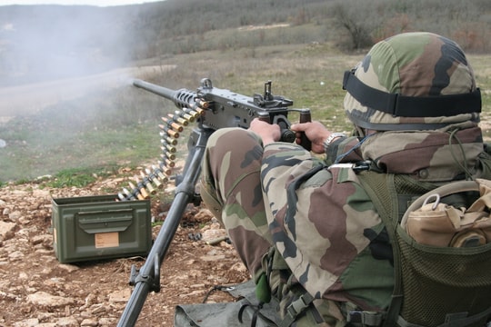 Vũ khí này chỉ cần một viên đạn có thể phá tường, đục giáp, khiến kẻ thù phải đổi đường tiến quân