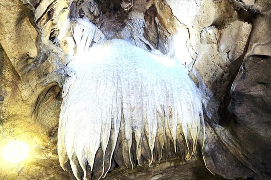 Ẩn mình giữa lòng núi đá vô tri, một hang động cổ xưa ở Thanh Hóa lấp lánh nhũ đá như cung điện thiên đường