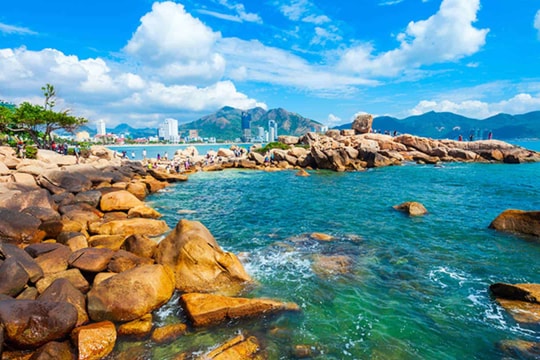 Nép mình sau phố thị, có một bãi biển Việt Nam trong vắt như pha lê, khiến người ta ngỡ đã lạc giữa Địa Trung Hải