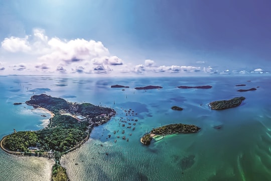 Từng bị lãng quên vì “quá khứ dữ dội”, hòn đảo này nay gây sốt với biển đẹp như mơ và hải sản trứ danh