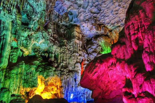 Giữa Hạ Long mênh mông, có một hang động khiến cả thế giới ngợi ca là báu vật – “động của các kỳ quan” đẹp đến mức thời gian cũng ngừng lại