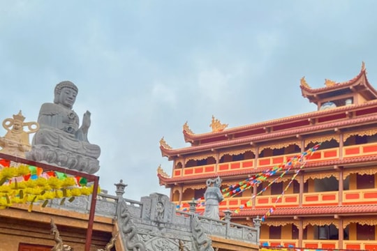 Một ngôi chùa cổ giữa Hà Nội lưu giữ kho báu Phật giáo: Từ pho tượng 10 tấn đến hệ thống nhũ vàng linh thiêng