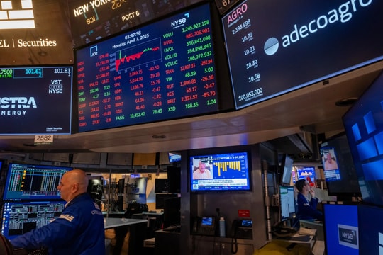 Nhiều áp lực đè nặng, chứng khoán Mỹ quay đầu