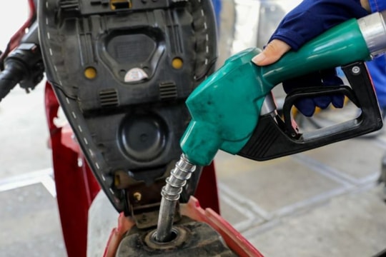 Giá xăng dầu hôm nay 5/11/2025: Tiếp tục giảm, chịu áp lực từ đồng USD mạnh và dữ liệu sản xuất yếu