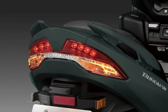 Huyền thoại xe máy tay ga Suzuki trở lại: Dáng sang, phanh ABS 2 kênh, giá khá căng