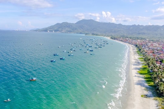 Phát hiện “Hawaii thu nhỏ” giữa lòng Khánh Hòa, bãi biển xanh như mộng chỉ cách Nha Trang 1 giờ lái xe