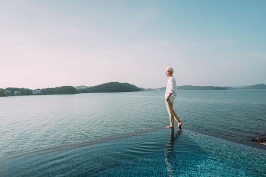 Nam ca sĩ từng khuấy đảo showbiz một thời: Giờ là tỷ phú, sống chậm, uống trà, đi du lịch khắp thế giới