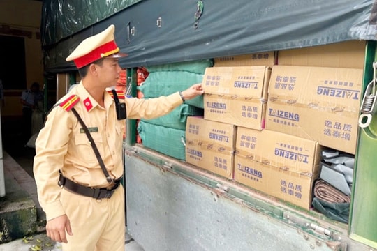 Trước giờ “chung nhà” Bắc Ninh, ở Bắc Giang công an phát hiện 3 xe tải lén lút chở hàng lạ: Bên trong là gì?