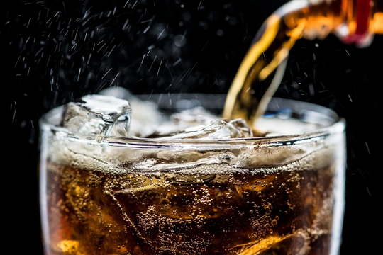 5 loại nước đang âm thầm đầu độc gan thận của bạn: Loại số 1 ai cũng từng uống