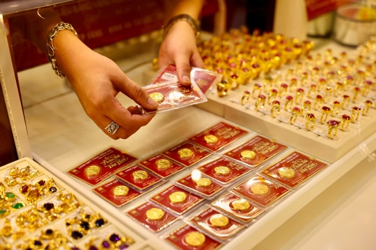 Thị trường kim loại quý ngày 21/6/2025: Giá vàng suy giảm, bạc và đồng không tránh khỏi