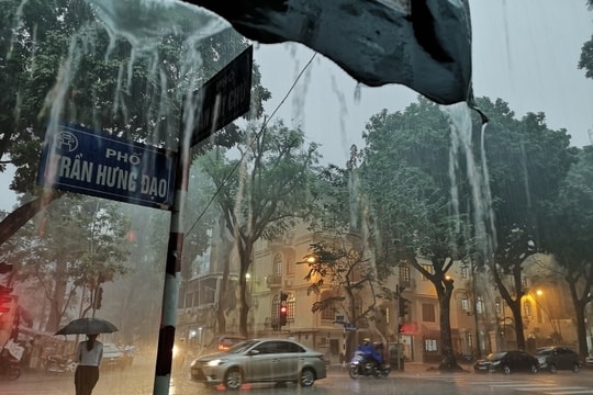 Dự báo thời tiết ngày 22/6/2025: Miền Bắc và Hà Nội mưa dông, nguy cơ lũ quét và ngập úng