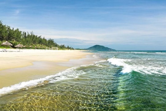 Giữa miền Trung gió lộng, có một vịnh biển đẹp như giấc mơ xanh ngọc và làng chài 250 năm tuổi khiến du khách lặng người