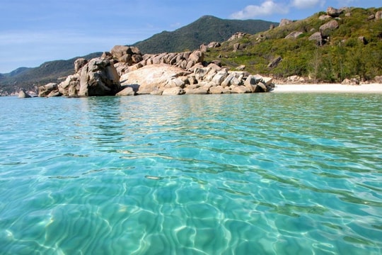 Đảo ngọc “ẩn mình” giữa vịnh đẹp nhất Việt Nam: Hoang sơ, thơ mộng và chưa từng có bóng resort