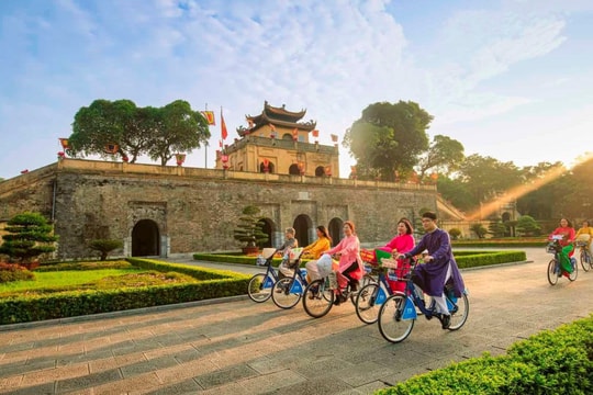 Trước thời khắc trọng đại, người dân Hà Nội phấn khởi đón thêm tin vui từ Chính phủ