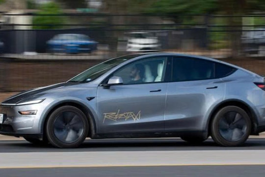 Hàng chục chiếc xe điện của Tesla lao xuống đường làm taxi: Giá cố định mỗi chuyến hơn 4 USD