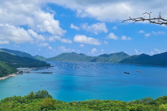 Có một vịnh biển ở Phú Yên ngủ yên giữa ba ngọn núi: Đẹp như giấc mộng Nam phương chưa kịp thức