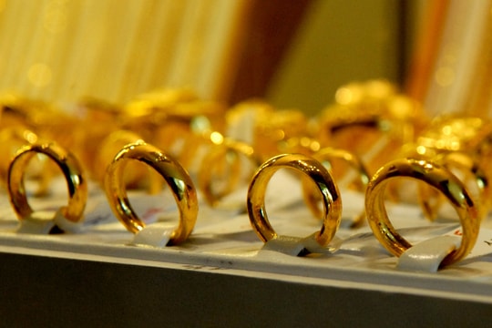 Giá vàng nhẫn hôm nay 15/11/2025: Cuối tuần lao dốc, mất mốc 150 triệu/lượng