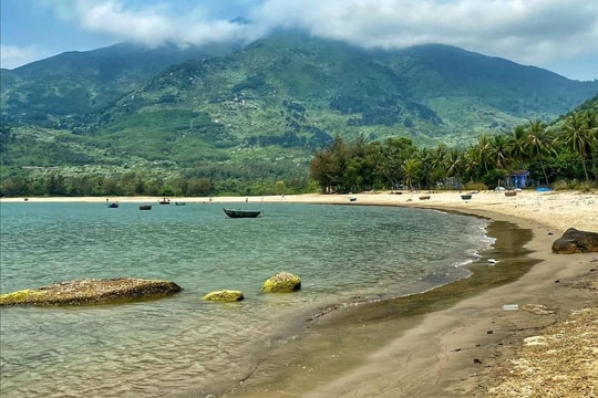 Chỉ cách Đà Nẵng một giờ, có một làng biển tịch mịch như một khúc thiền ca, đẹp như mộng giữa trần gian